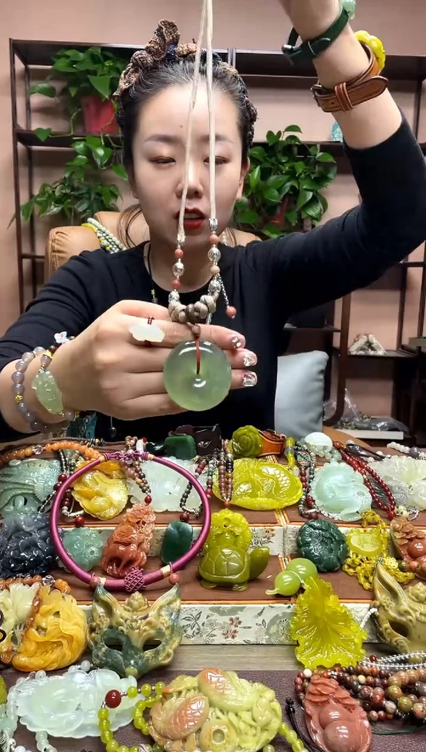 未镶嵌岫玉吊坠多样性发货发其中之一