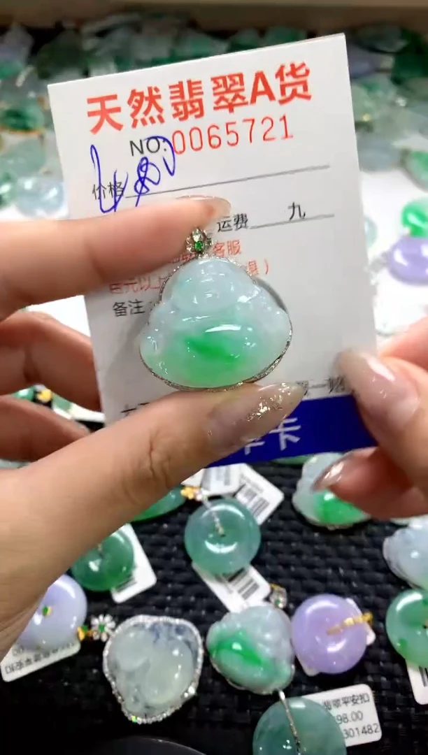 颈饰18K金镶嵌翡翠1111111111111111