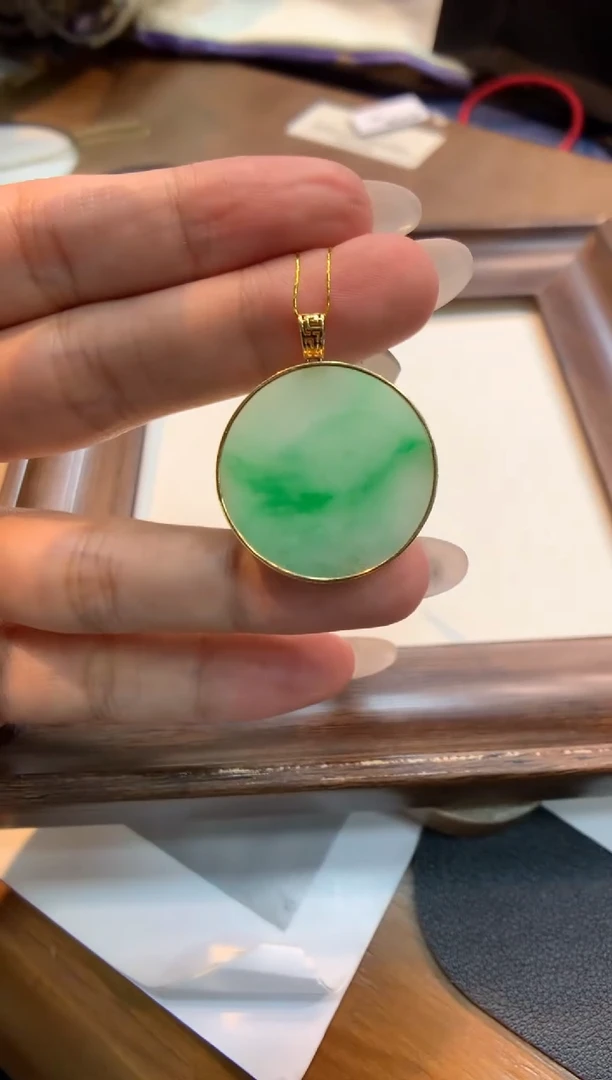 翡翠18K金镶嵌颈饰无事牌