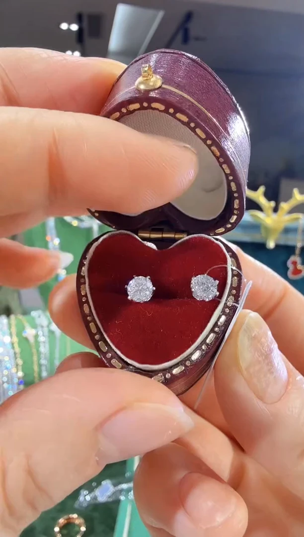 铂Pt950镶嵌实验室培育钻石30分一粒耳饰