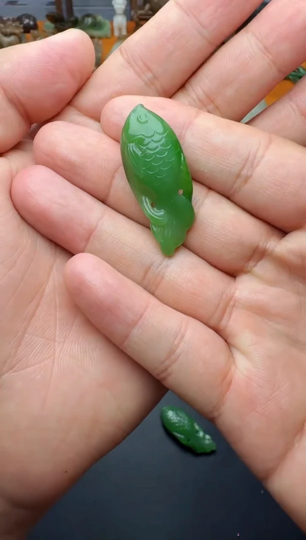 和田玉未镶嵌颈饰小鱼 01
