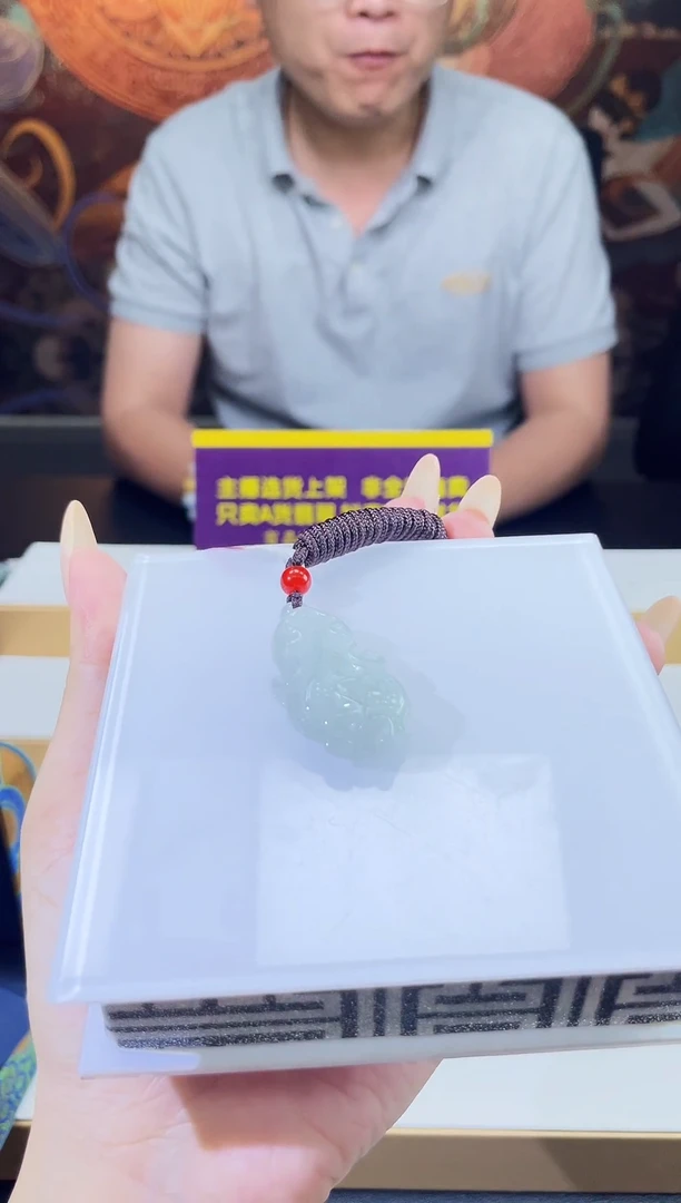 翡翠未镶嵌颈饰多样性发其一