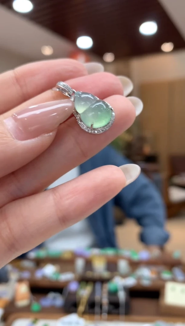 吊坠(不含链)18K金镶嵌翡翠葫芦