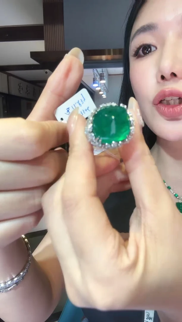 18K金镶嵌戒指祖母绿25.49ct