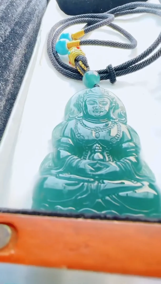 翡翠未镶嵌颈饰多样性发货其中一件