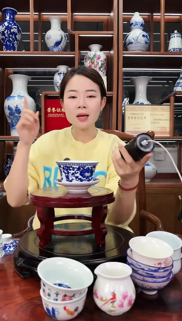 B01景德镇青花缠枝莲三才盖碗1只
