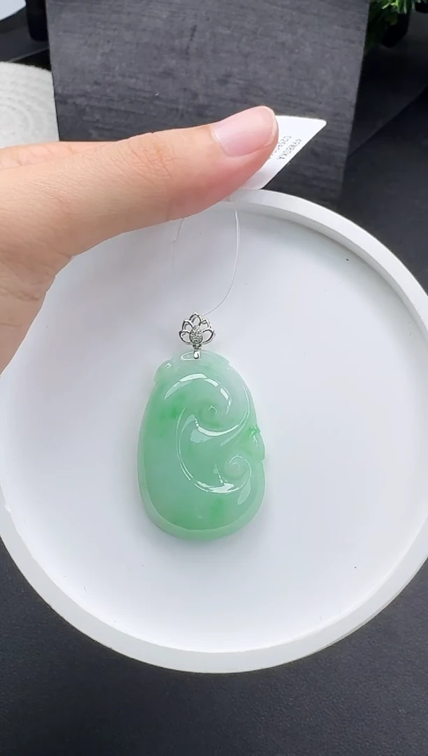 颈饰18K金镶嵌翡翠如意