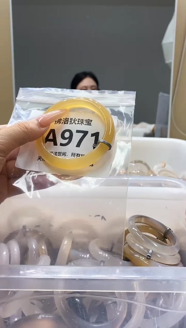 玛瑙/玉髓手镯未镶嵌A971