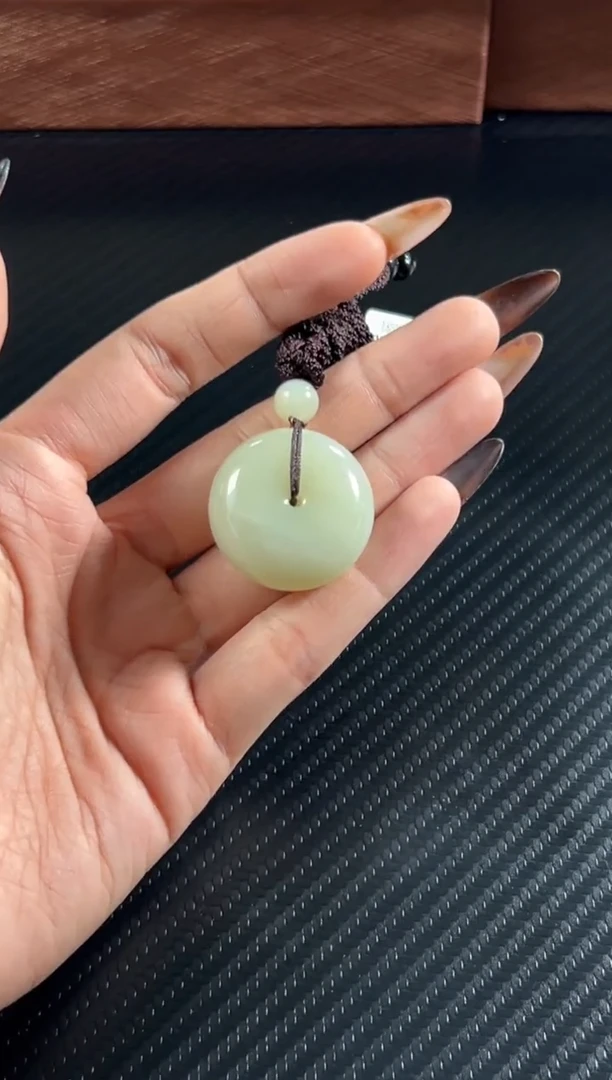 吊坠(赠链)未镶嵌和田玉且末迪克兰二细微色差平安扣Mmk