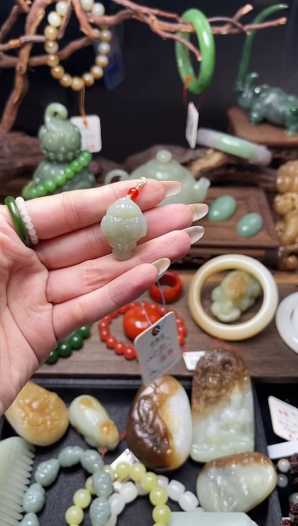 和田玉未镶嵌吊坠(不含链)且末青白 金蟾有瑕疵3