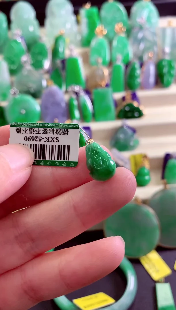 颈饰18K金镶嵌翡翠挂件