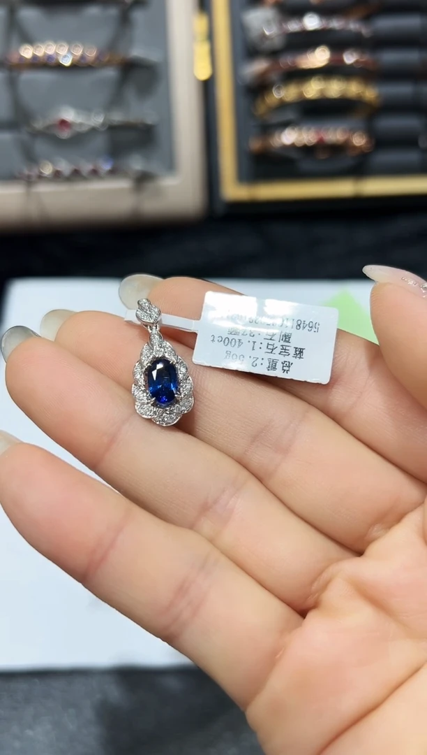 蓝宝石吊坠18K金镶嵌·