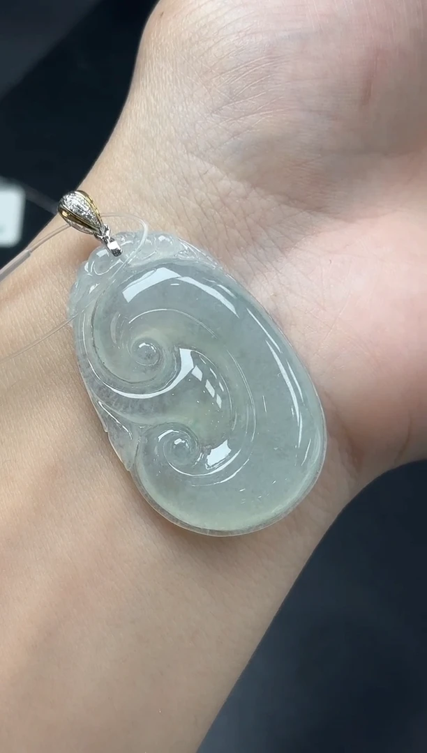 颈饰18K金镶嵌翡翠如意