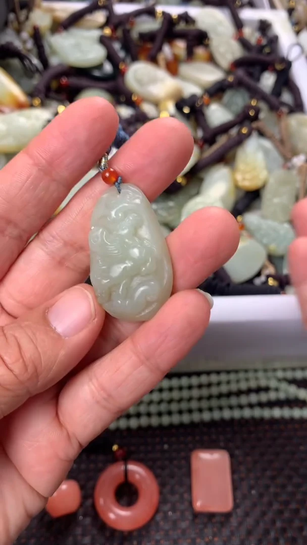 【闪购商品】和田玉颈饰未镶嵌多样性发货没有证书.拍一发一，有瑕