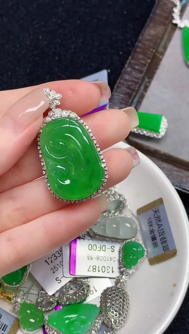 吊坠(不含链)18K金镶嵌翡翠多样性发其一