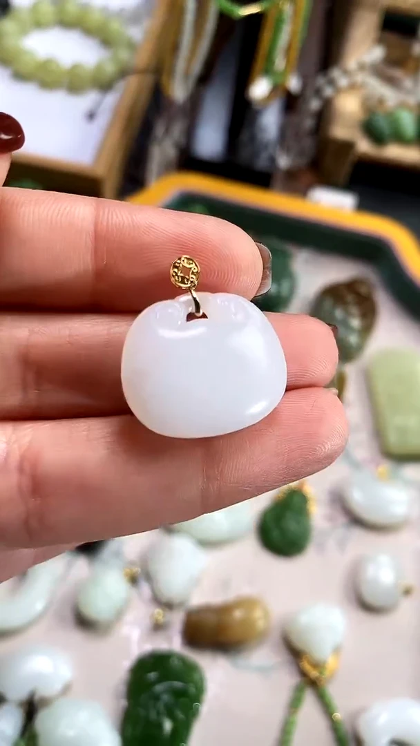 【闪购商品】和田玉吊坠18K金镶嵌。