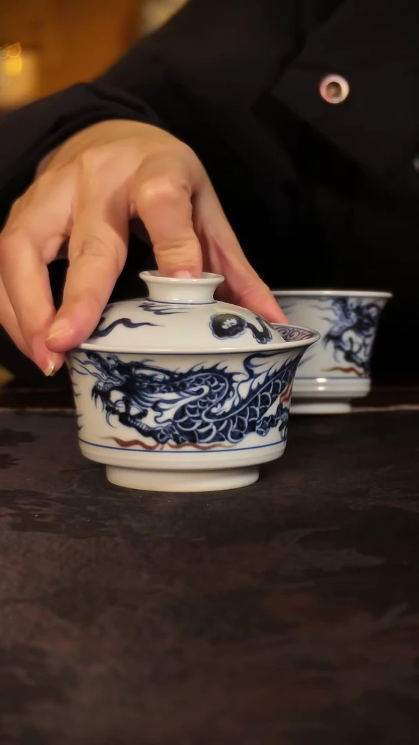 过唐语青花釉里红龙盖碗