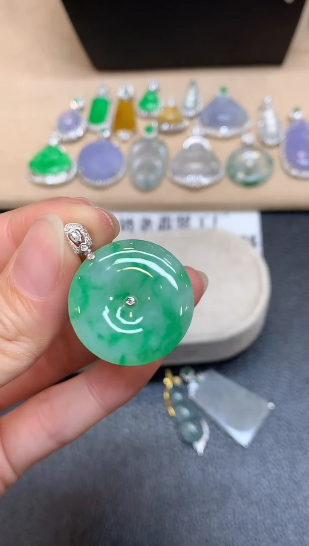 颈饰18K金镶嵌翡翠平安扣【无服务费