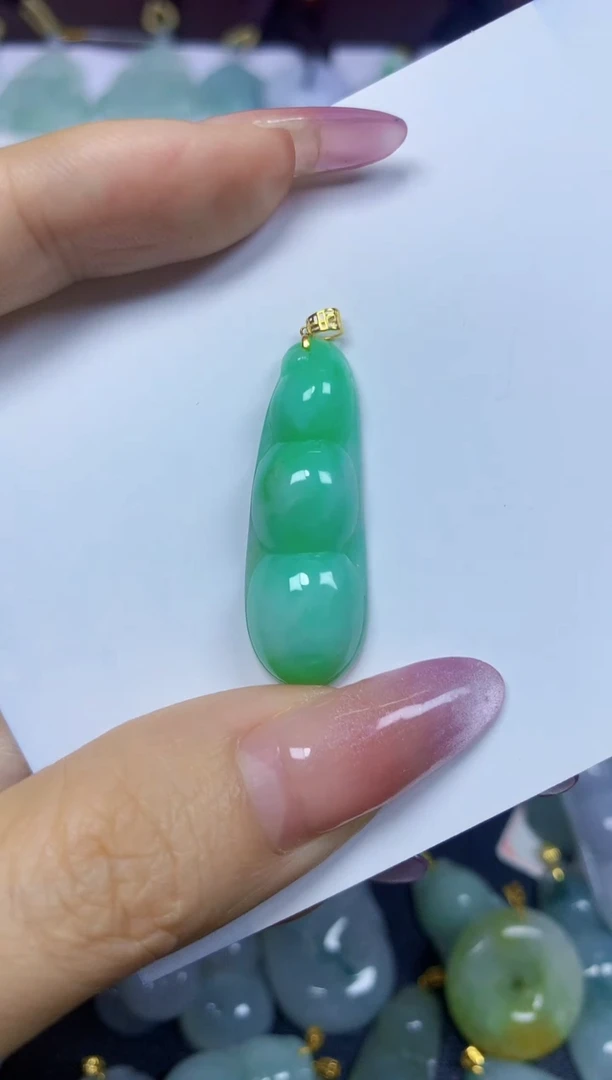 翡翠18K金镶嵌颈饰挂件