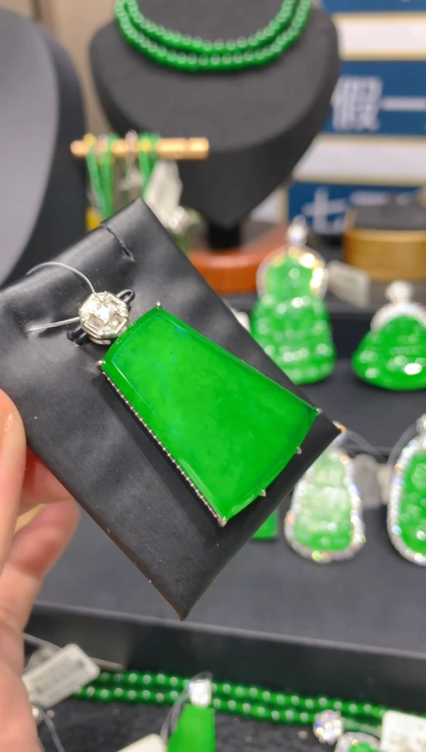 颈饰银S925镶嵌翡翠50一季