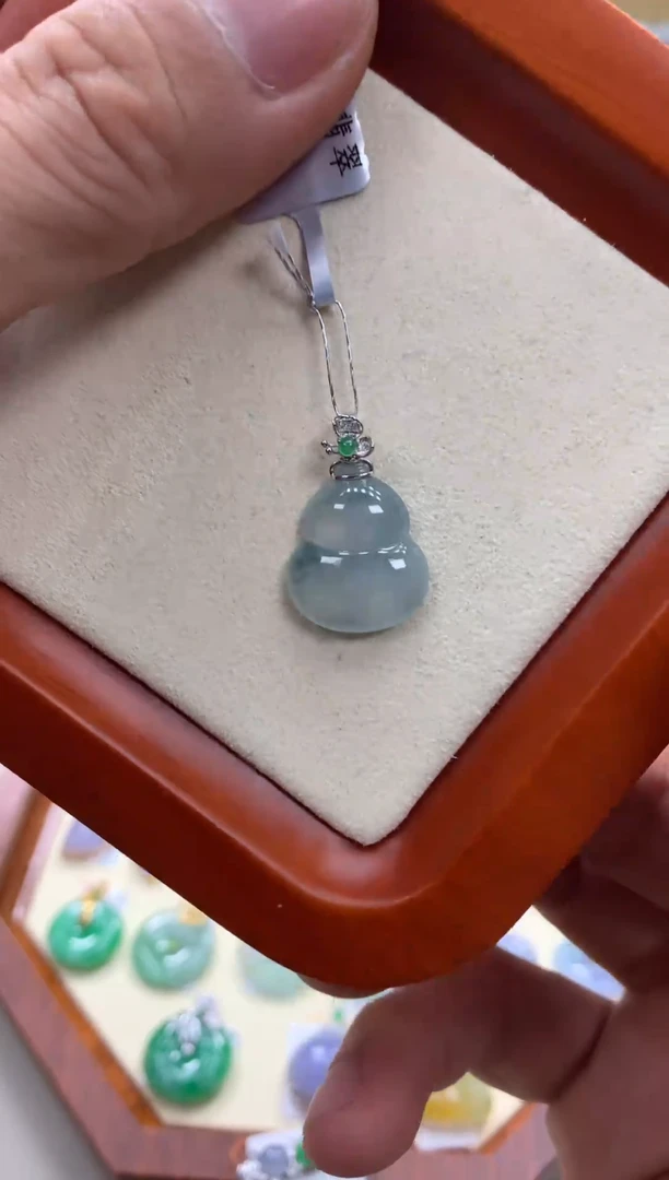翡翠18K金镶嵌吊坠(不含链)葫芦