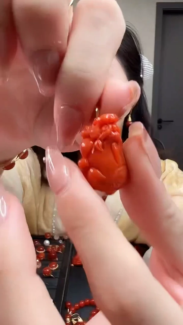 18K金镶嵌吊坠南红玛瑙/