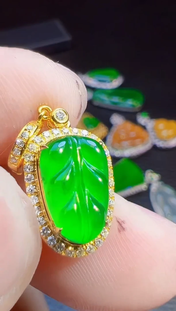 颈饰18K金镶嵌翡翠D***d翡翠