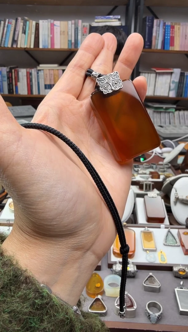 琥珀颈饰未镶嵌无事牌