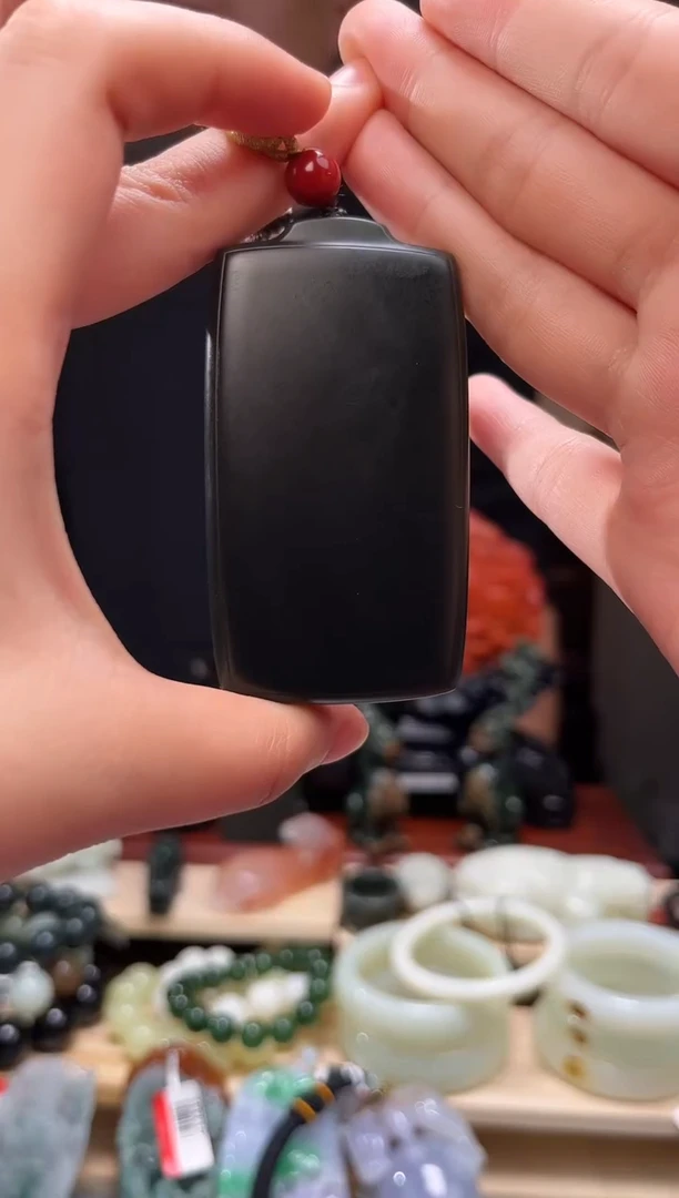 颈饰未镶嵌和田玉吊坠