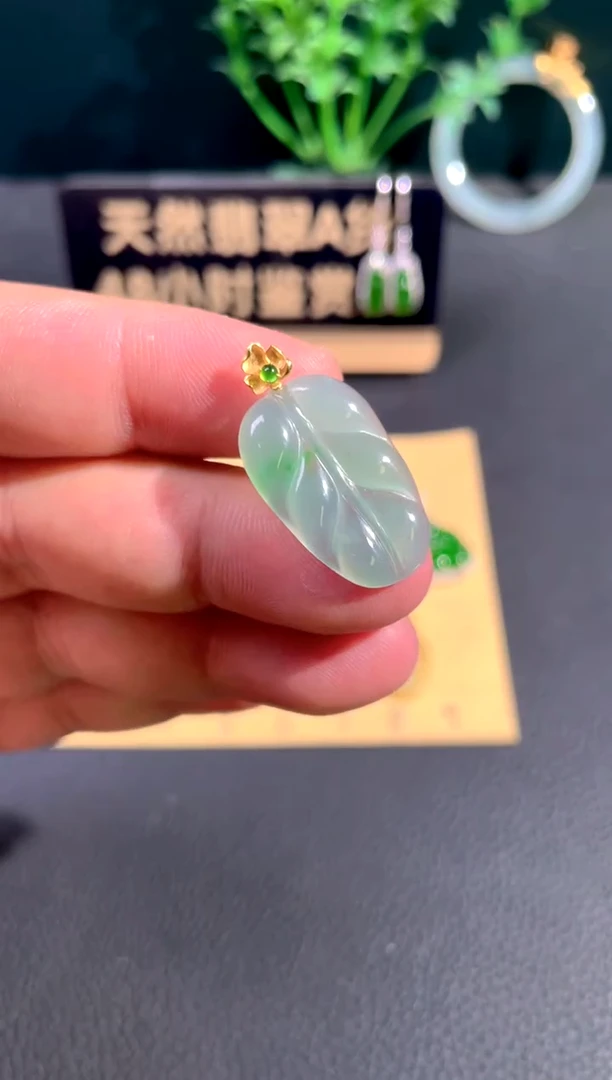 颈饰18K金镶嵌翡翠翡翠