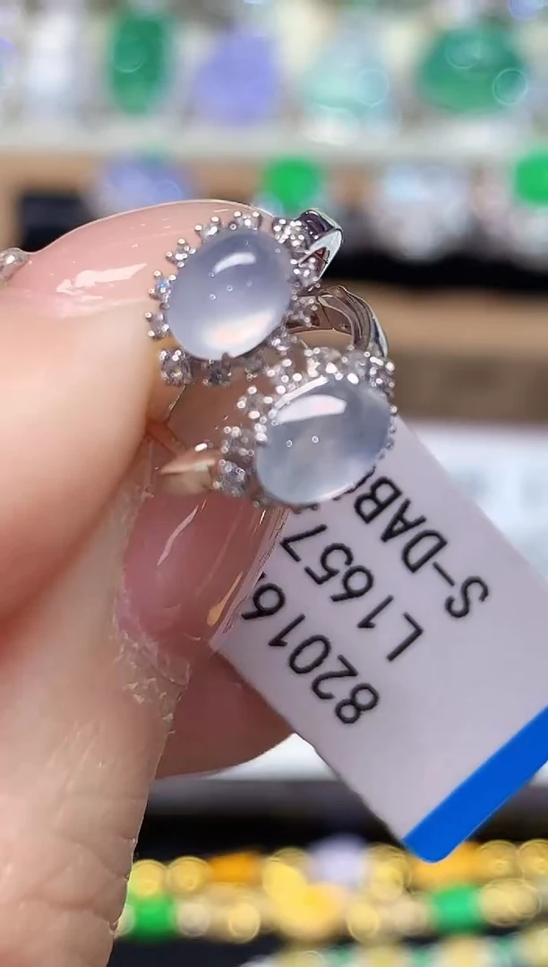 18K金镶嵌翡翠耳饰多样性发其一