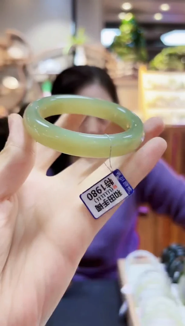 颈饰未镶嵌和田玉55手镯