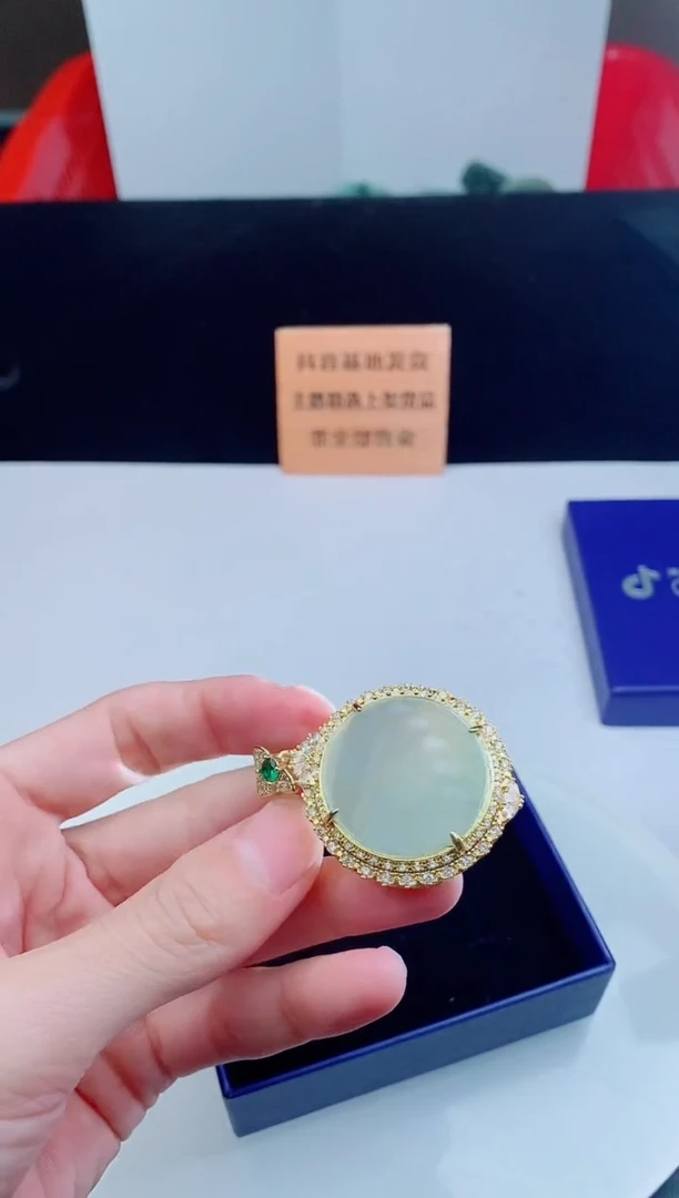 颈饰未镶嵌翡翠