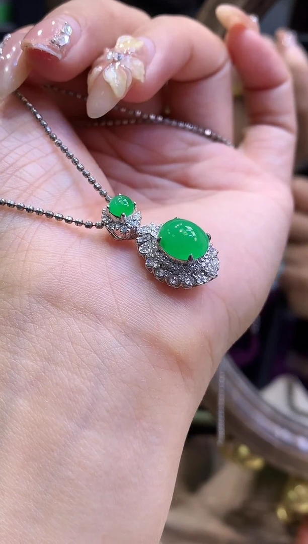 18K金镶嵌挂件翡翠双蛋面不含链