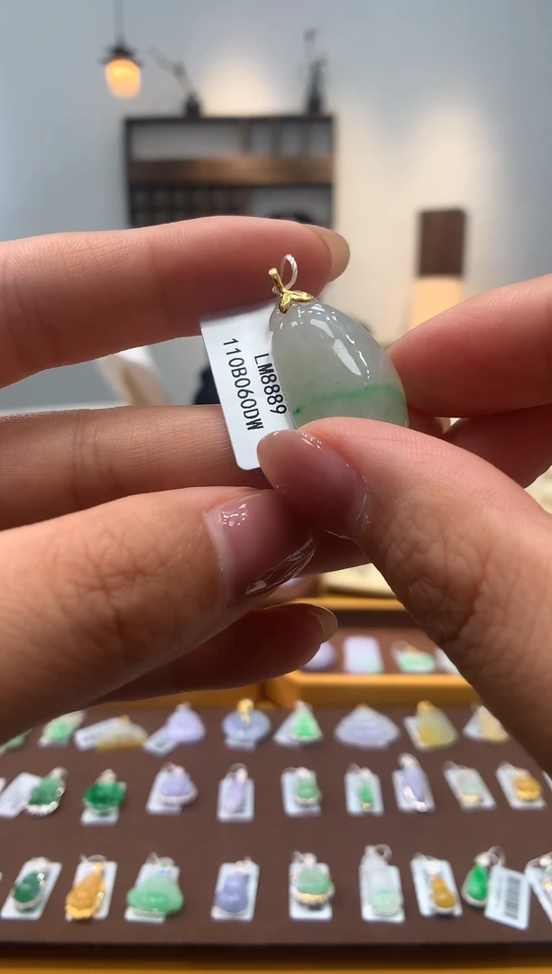 颈饰18K金镶嵌翡翠福瓜