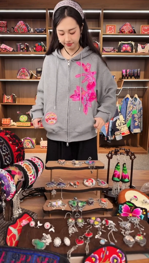 【闪购商品】织绣A14蒙阿苏苗绣传承