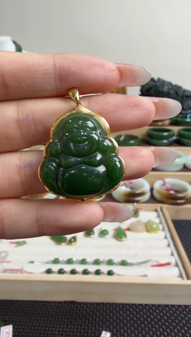 颈饰18K金镶嵌和田玉挂件