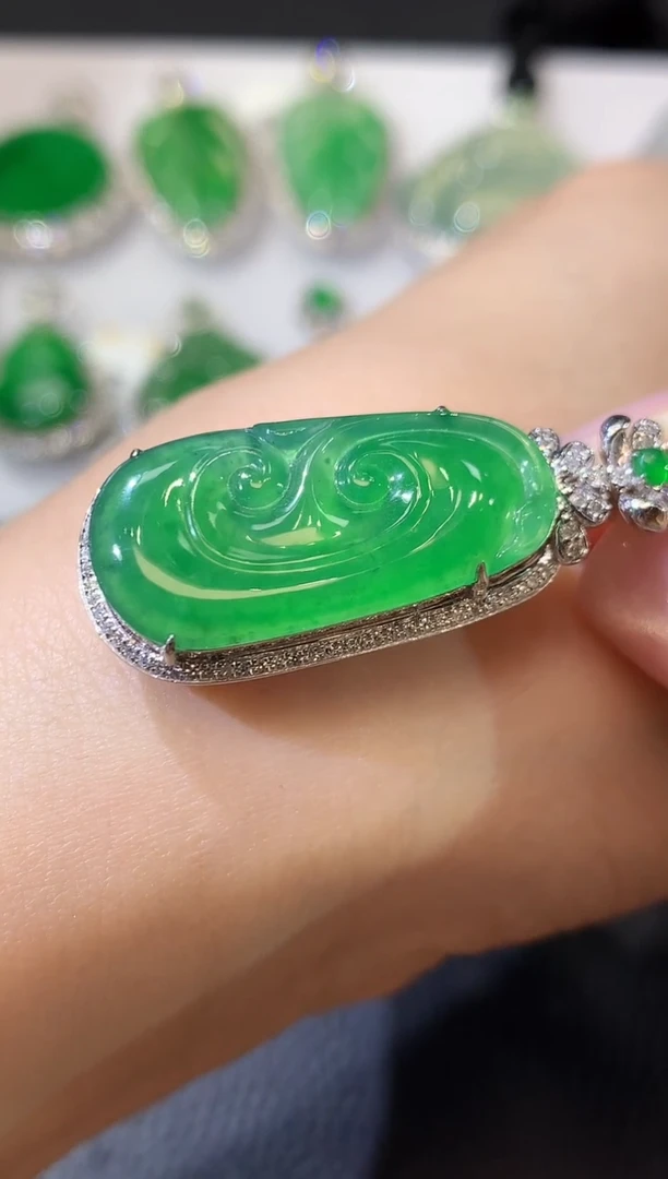 【闪购商品】翡翠吊坠(不含链)18K金镶嵌A69