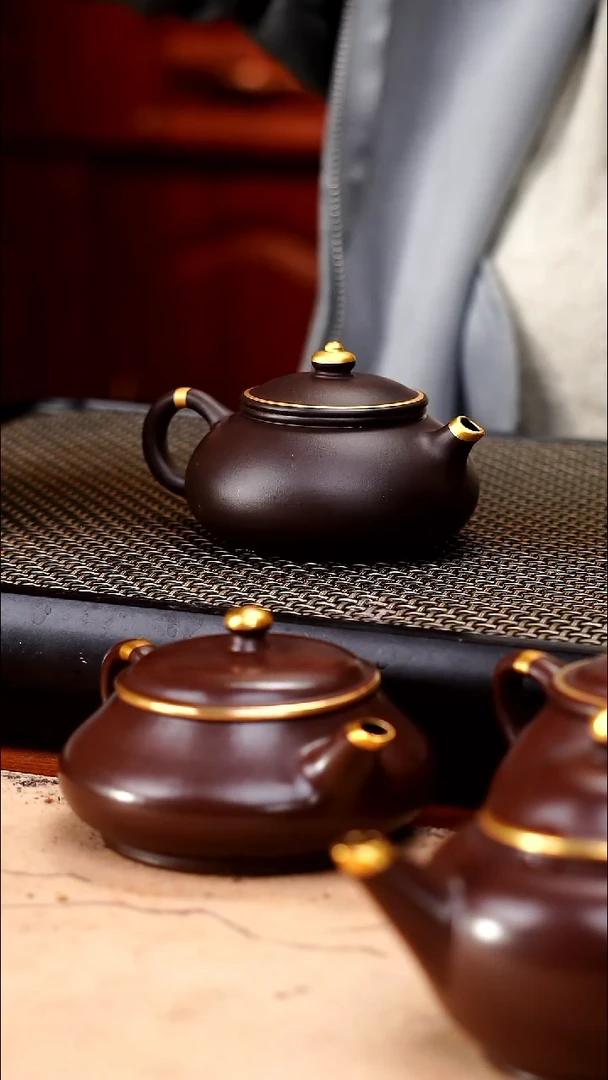 茶壶紫砂四号井茄皮紫泥描金寒江130cc