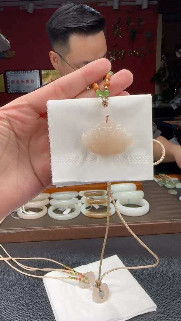 和田玉未镶嵌颈饰藕粉如意锁