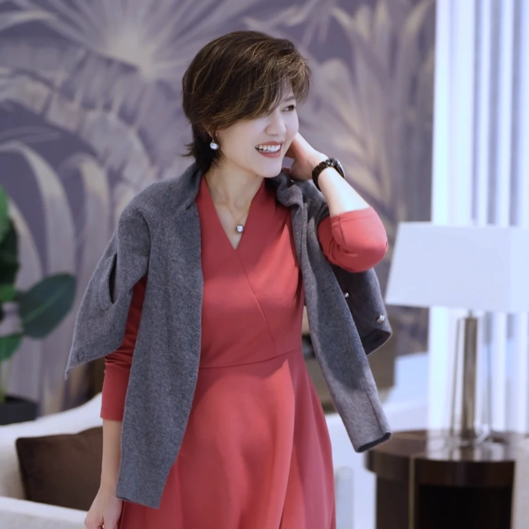 经典款V领弹力连衣裙