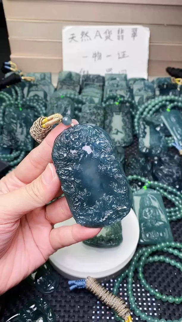 颈饰未镶嵌翡翠