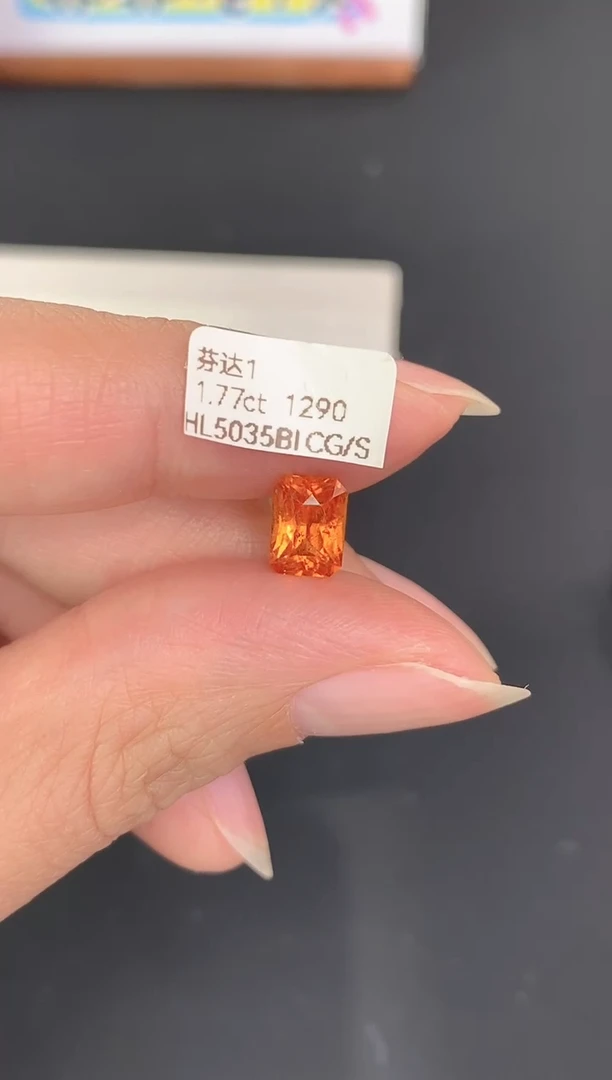 未镶嵌裸石石榴石（芬达石）1.77CT HL5035BI CG/S