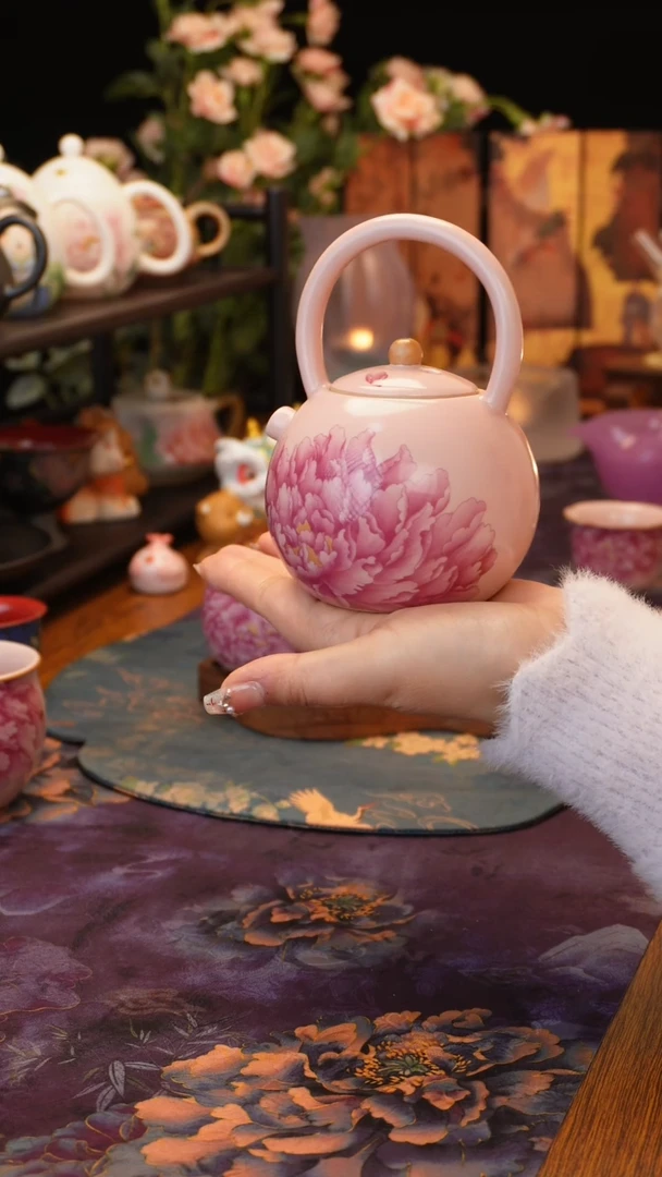 【闪购商品】粉汝牡丹提梁壶·····