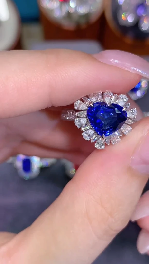 蓝宝石戒指18K金镶嵌2.8CT