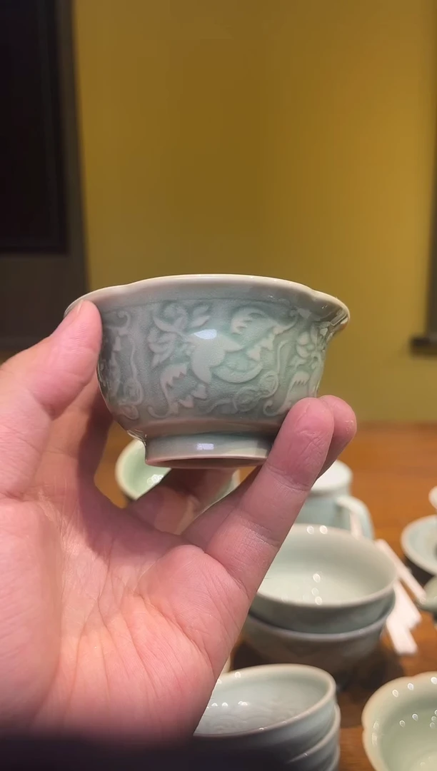 微瑕青釉福禄双全出筋杯1只