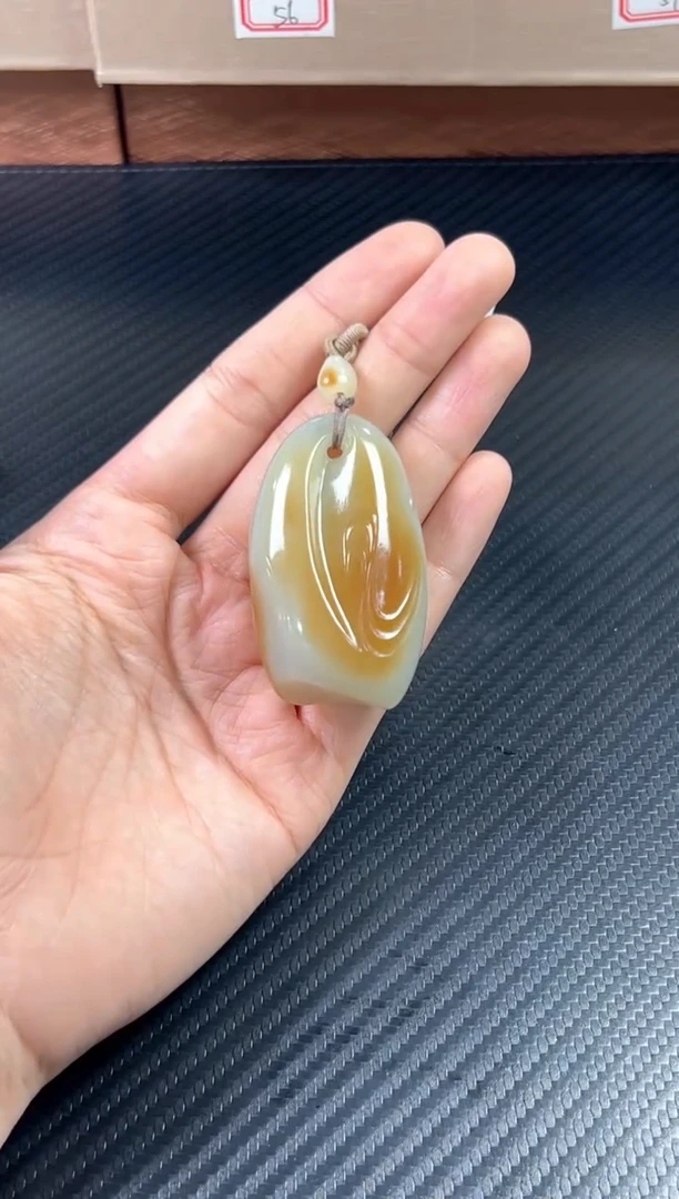 吊坠(赠链)未镶嵌和田玉若羌微色差