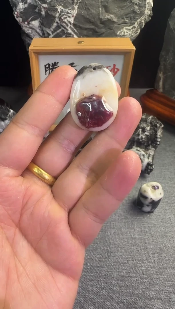 天然辰砂新*夫天然朱砂晶体原石吊坠挂件