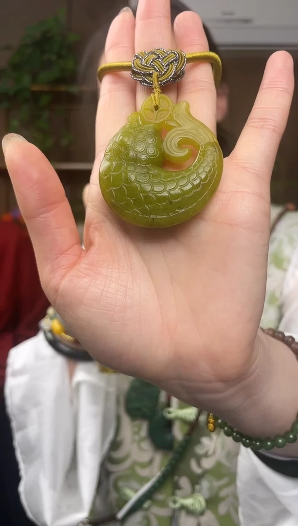 未镶嵌蛇纹石玉颈饰1