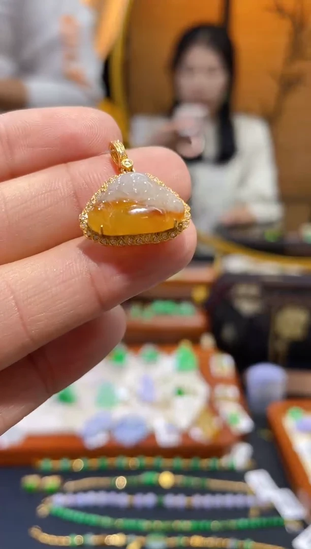 颈饰18K金镶嵌翡翠佛公